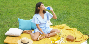 Mujer picnic tomando pocari