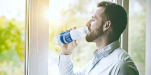 Hombre joven tomando Pocari Sweat