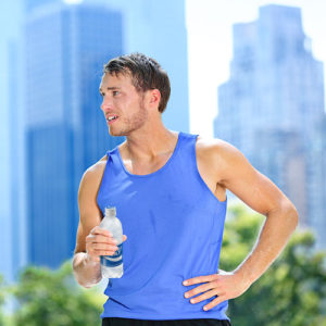 hombre hidratándose ejercicio