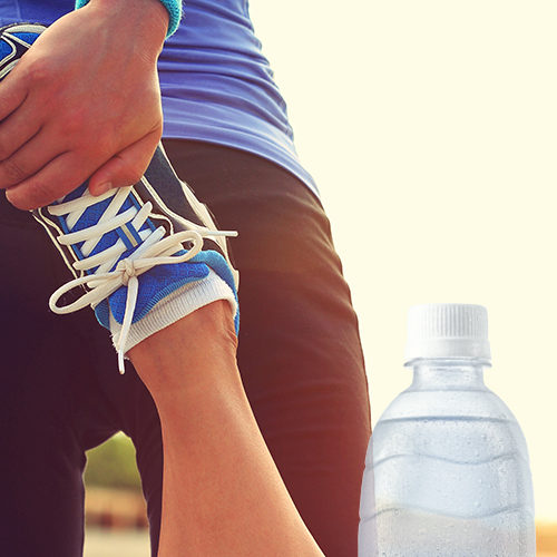 mujer estirandose y pocari sweat