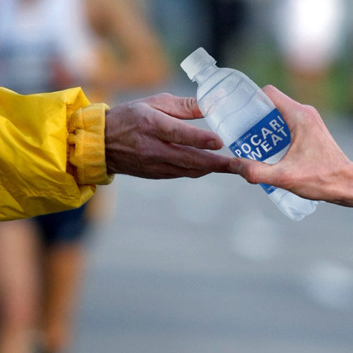 entregando pocari sweat a competidor