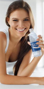 mujer posando con pocari sweat